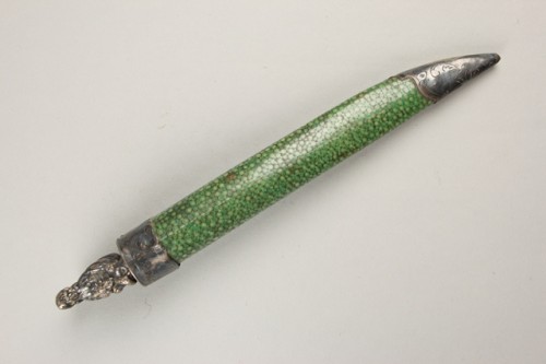 Mes en vork met heft in vorm van kindertoren, in schede van groen geverfd zeehondenleer